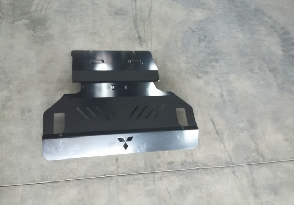 Cache sous moteur et de la radiateur Mitsubishi Pajero 3 (V60, V70)